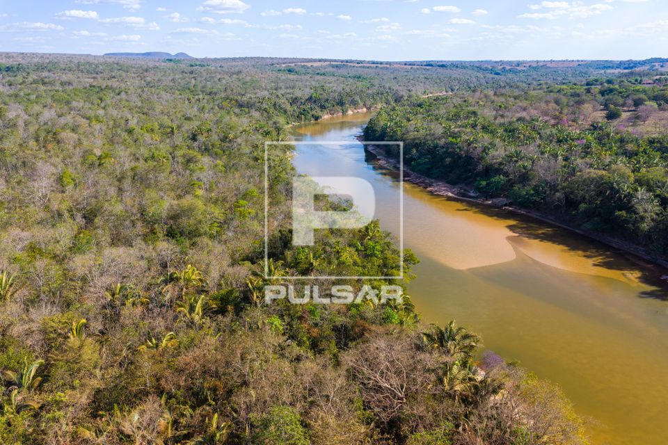 Vista de drone de vegetação de cerrado e bancos de areia ao longo do leito do Rio Garças