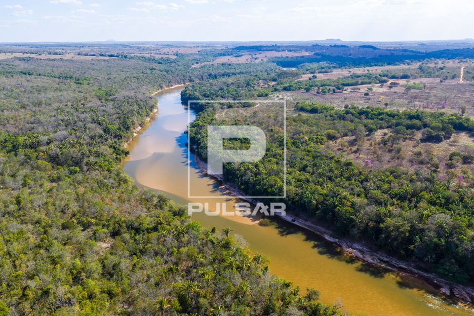 Vista de drone de vegetação de cerrado e bancos de areia ao longo do leito do Rio Garças
