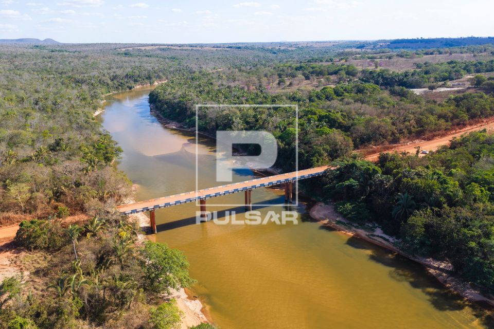 Vista de drone da ponte da Rodovia MT- 107 sobre o Rio Garças com bancos de areia ao fundo