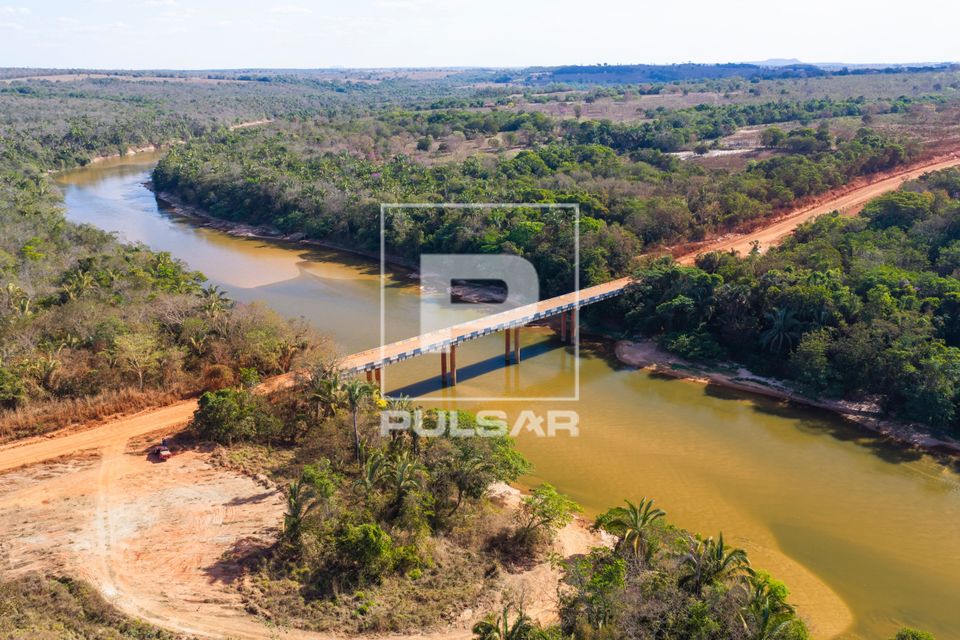 Vista de drone da ponte da Rodovia MT- 107 sobre o Rio Garças com bancos de areia ao fundo