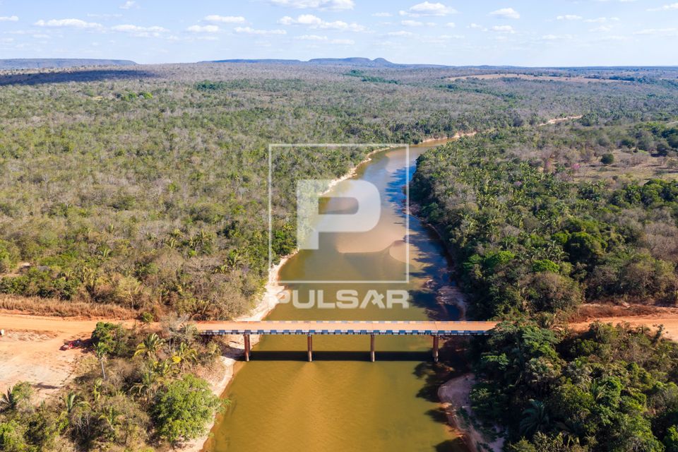 Vista de drone da ponte da Rodovia MT- 107 sobre o Rio Garças com bancos de areia ao fundo