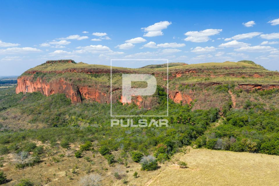 Vista de drone de morro de arenito da Formação Paredão Grande 