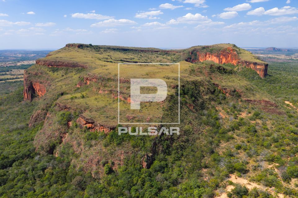 Vista de drone de morro de arenito da Formação Paredão Grande 