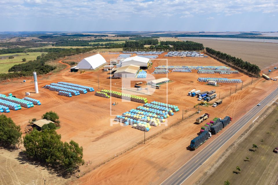 Vista de drone de algodoeira - unidade industrial responsável pelo beneficiamento do algodão 