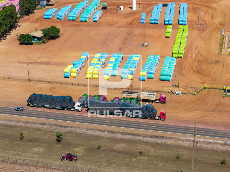 Vista de drone de caminhões carregados com fardos aguardando para descarregar em algodoeira - unidade industr