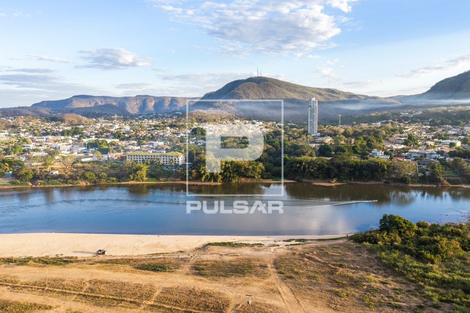 Vista de drone da cidade na margem do Rio Araguaia e ao fundo Parque Estadual da Serra Azul ao fundo 