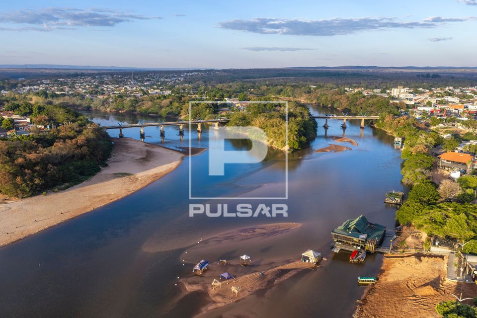 Vista de drone do encontro entre os Rios Araguaia e Garças - divisa natural entre Aragarças -GO à esquerda 