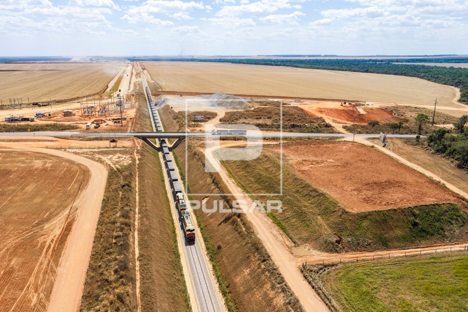 Vista de drone de vagões carregados com brita durante obra de construção da Ferrovia Senador Vicente Emíli