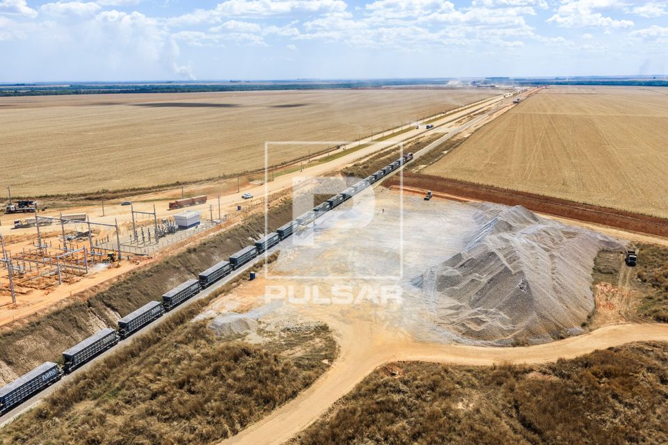 Vista de drone de vagões carregados com brita durante obra de construção da Ferrovia Senador Vicente Emíli