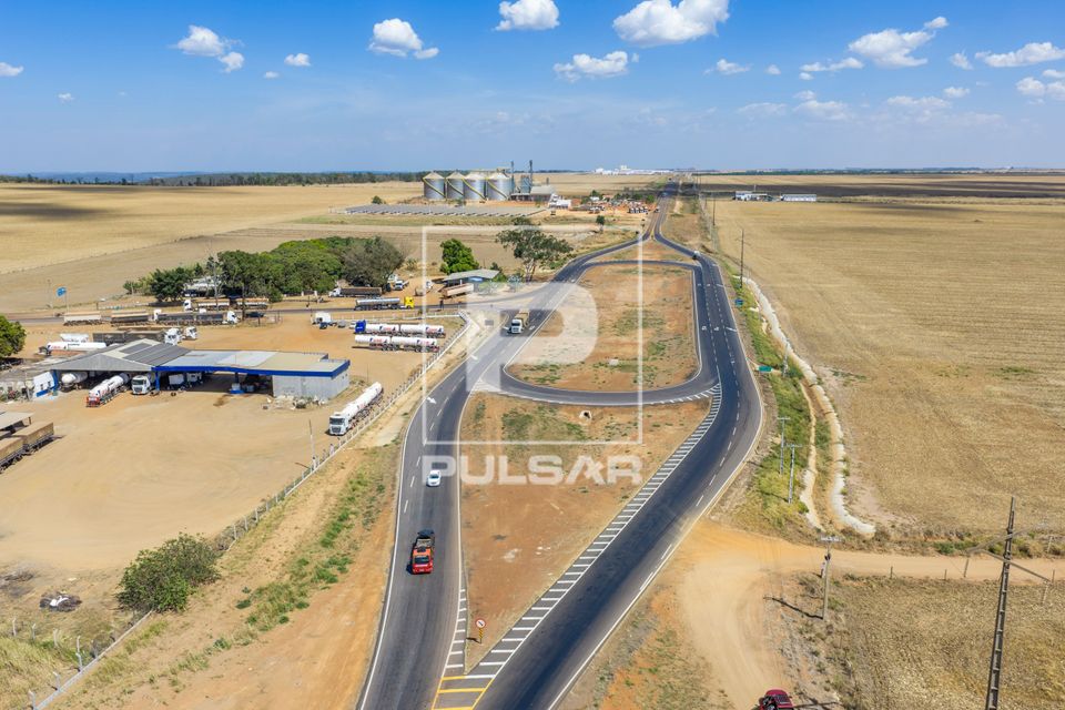 Vista de drone da Rodovia BR-070 no trevo com a MT-130 - à esquerda e no entorno palhada de milho após colhe