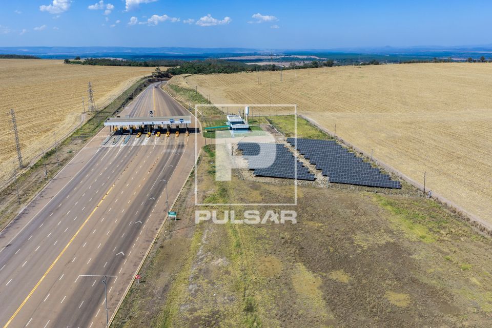Vista de drone de praça de pedágio na Rodovia MT-130 no destaque placas solares 