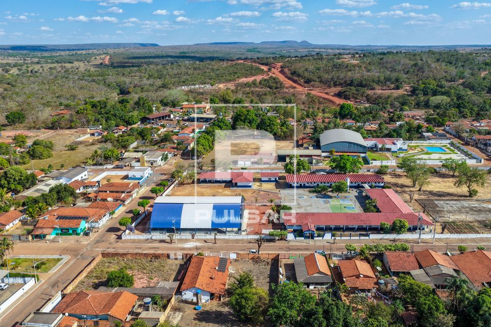Vista de drone da Escola Estadual João Ponce de Arruda - moradias no entorno e vegetação de cerrado ao fund