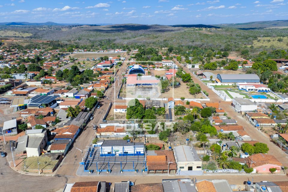 Vista de drone de moradias da cidade com Avenida Rachide Mamed e Fernando Côrrea da Costa - ao fundo Escola E