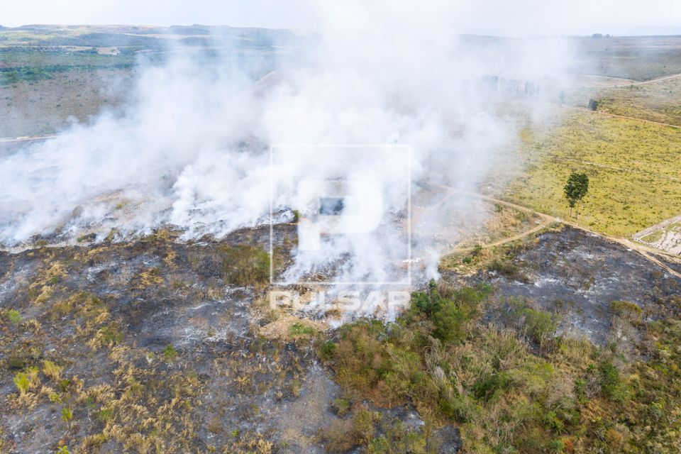 Vista de drone de incêndio criminoso iniciado no antigo lixão municipal e que se alastrou para propriedades 