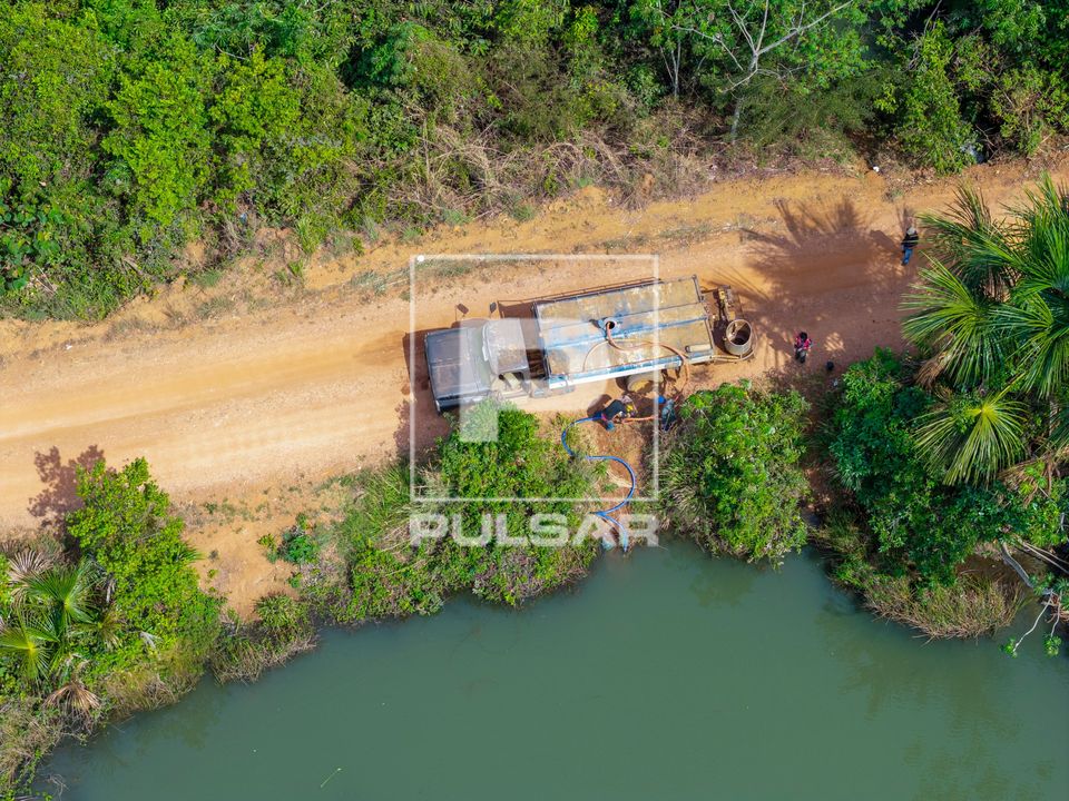 Crime ambiental - caminhão-pipa captando água da represa construída na nascente do rio da Casca - APP Área