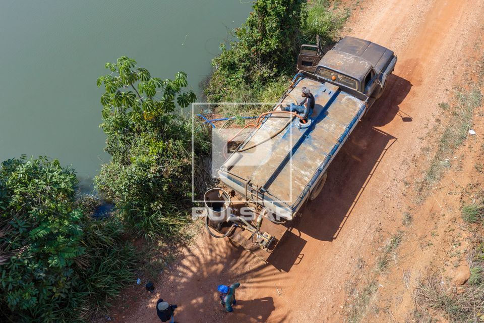 Crime ambiental - caminhão-pipa captando água da represa construída na nascente do rio da Casca - APP Área
