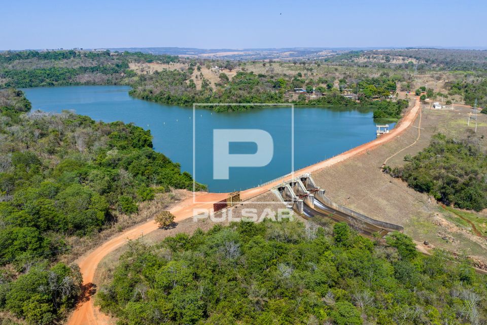 Vista de drone da Usina Hidrelétrica Casca III formada pelo rio da Casca