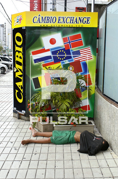 Menino de rua na Praia de Meirelles em Fortaleza - CE 