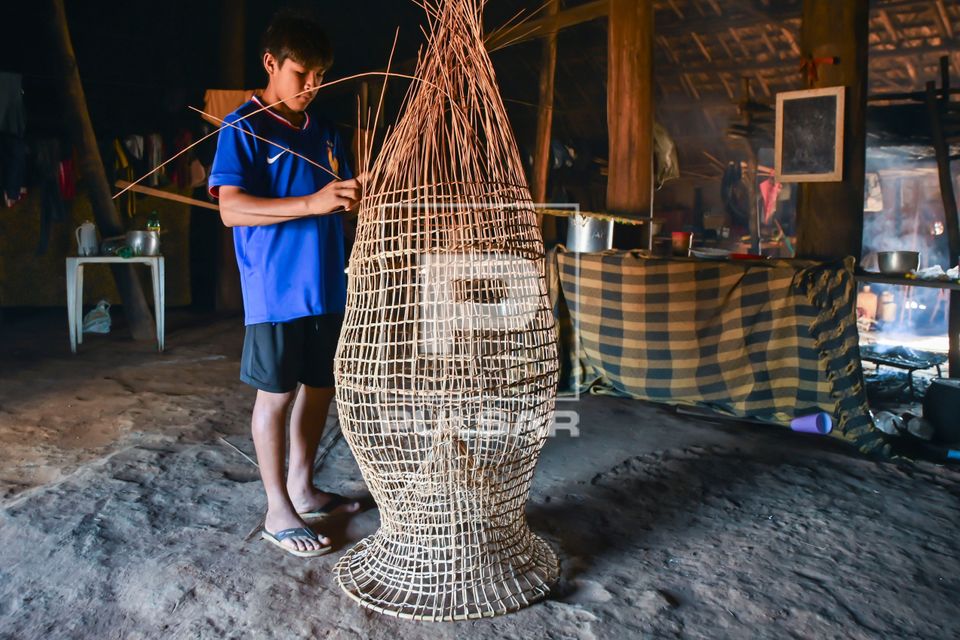 Indígena Wauja aprendendo a fazer cesto armadilha covo de cipó para pegar peixe - Parque Indígena do Xingu