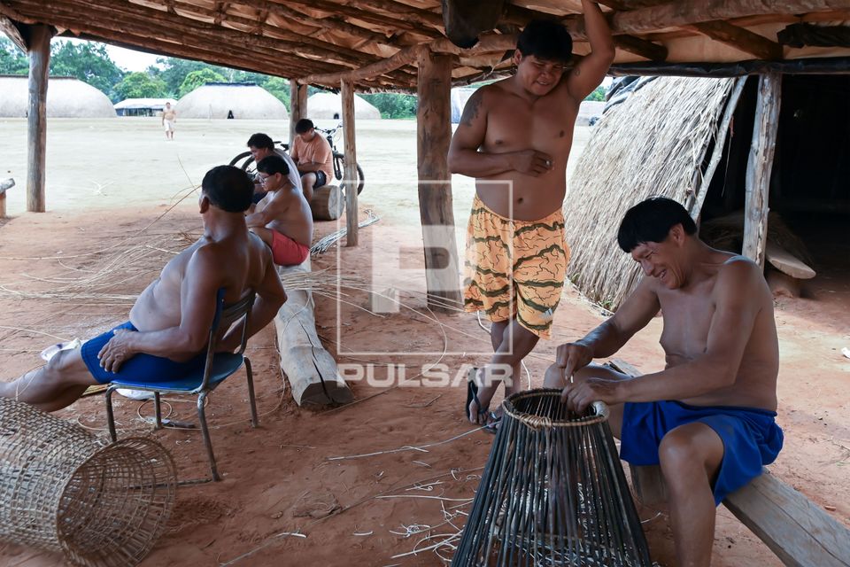 Indígena Waurá amarrando varetas em armadilha kuluto ou matapi de peixes em forma de cone - Parque Indígena