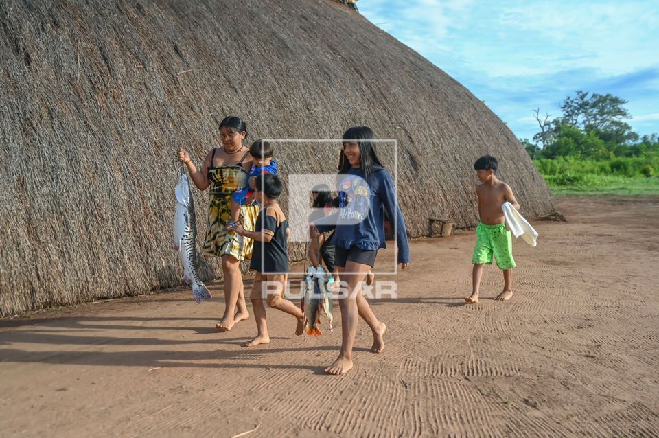 Família de indígenas Waurá da aldeia Topepeweke chegando em casa com peixes - Parque Indígena do Xingu