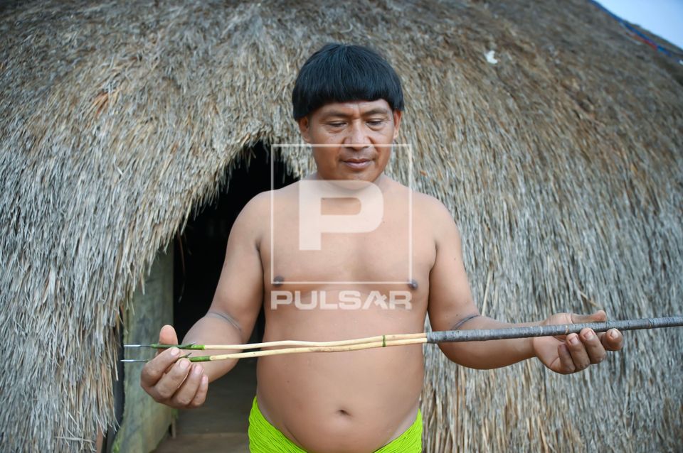 Indígena Waurá da aldeia Topepeweke mostrando flecha de duas pontas - Parque Indígena do Xingu