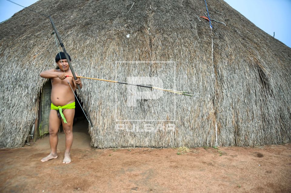 Indígena Waurá da aldeia Topepeweke testando flecha de duas pontas - Parque Indígena do Xingu