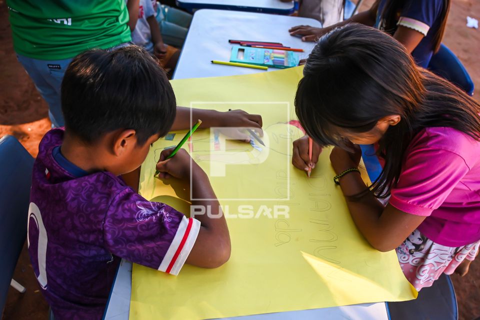 Crianças indígenas da etnia Waurá aldeia Piyulaga em atividade externa - Parque Indígena do Xingu