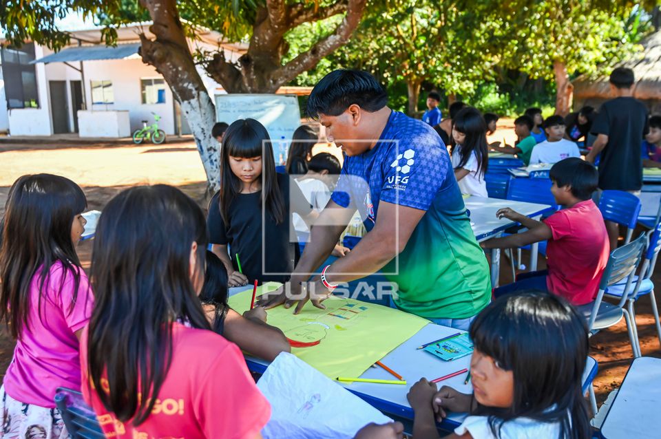 Crianças indígenas da etnia Waurá aldeia Piyulaga em atividade externa - Parque Indígena do Xingu