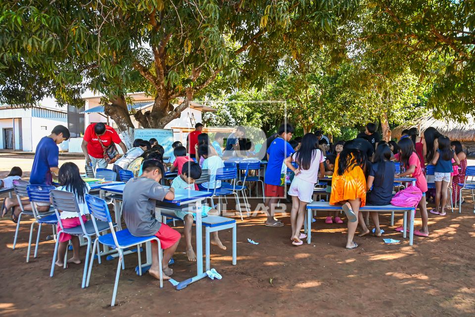 Crianças indígenas da etnia Waurá aldeia Piyulaga em atividade externa - Parque Indígena do Xingu
