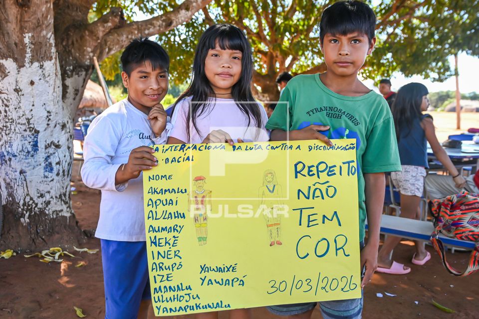 Crianças indígenas Waurá da aldeia Piyulaga mostando trabalho de atividade externa - Parque Indígena do Xi