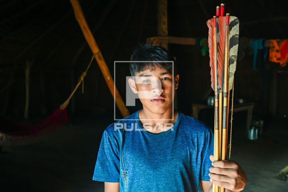 Jovem indígena da etnia Waurá da aldeia Piyulaga segurando flechas - Parque Indígena do Xingu