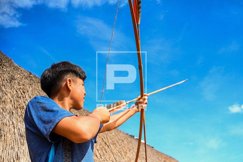 Jovem indígena da etnia Waurá da aldeia Piyulaga testando seu arco e flecha - Parque Indígena do Xingu