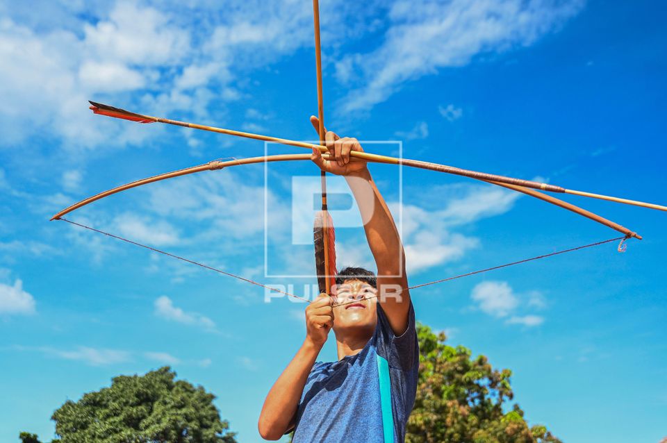 Jovem indígena da etnia Waurá da aldeia Piyulaga testando seu arco e flecha - Parque Indígena do Xingu