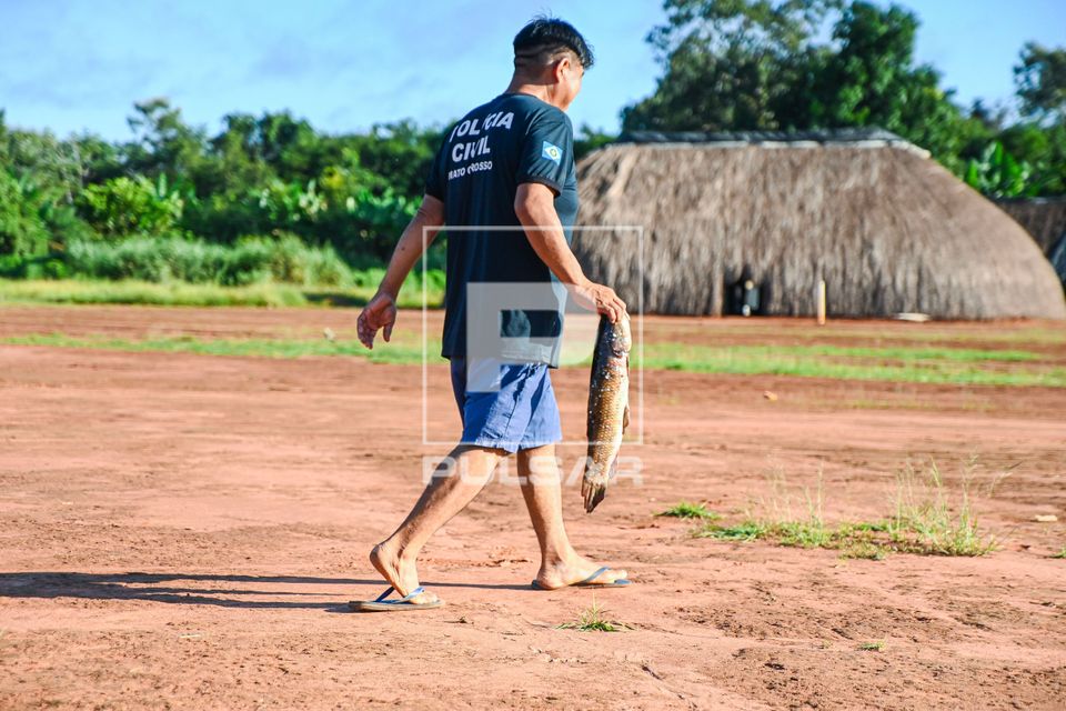 Indígena Waurá da aldeia Topepeweke levando peixe para casa - Parque Indígena do Xingu