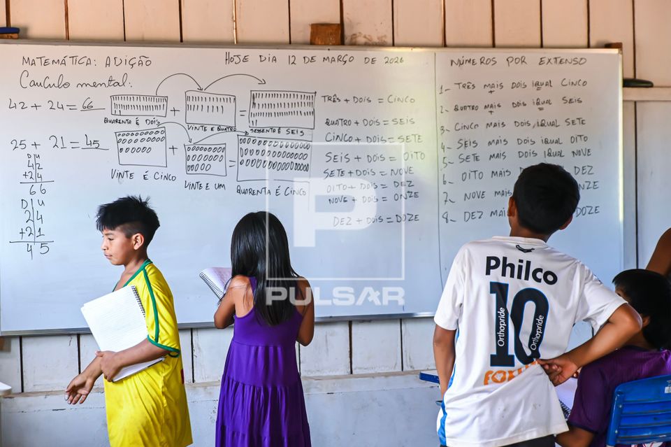 Alunos Waurá do ensino fundamental da escola Piyulaga em aula de lingua materna - Parque Indígena do Xingu