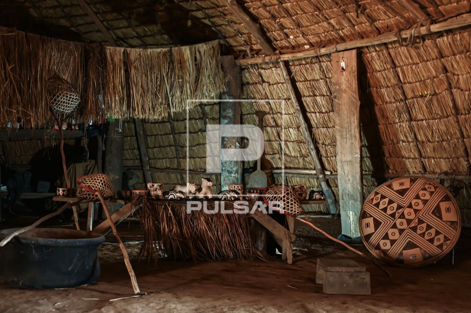 Interior de casa tradicional Waurá da aldeia Piyulaga com objetos carcaterísicos  - Parque Indígena do Xing
