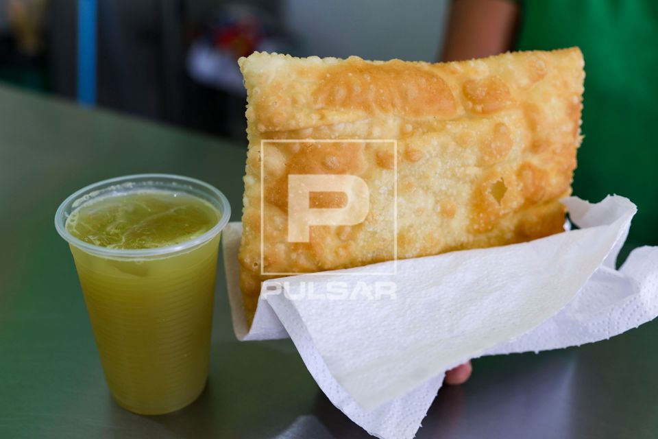 Pastel com caldo de cana 