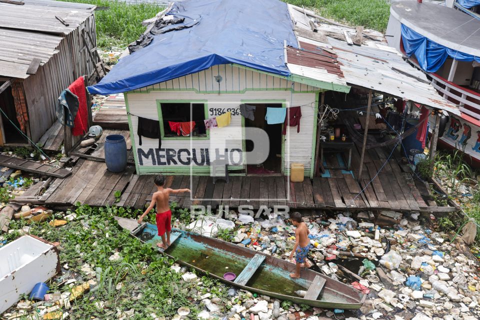 Vista de cima de lixo acumulado no rio Negro