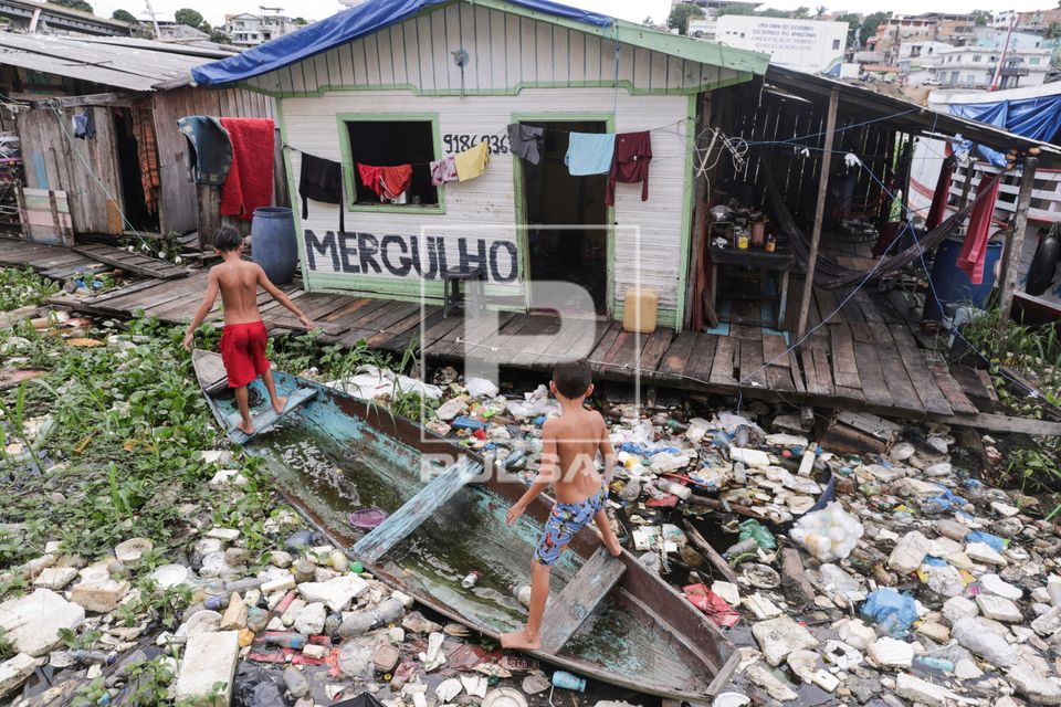 Vista de cima de lixo acumulado no rio Negro
