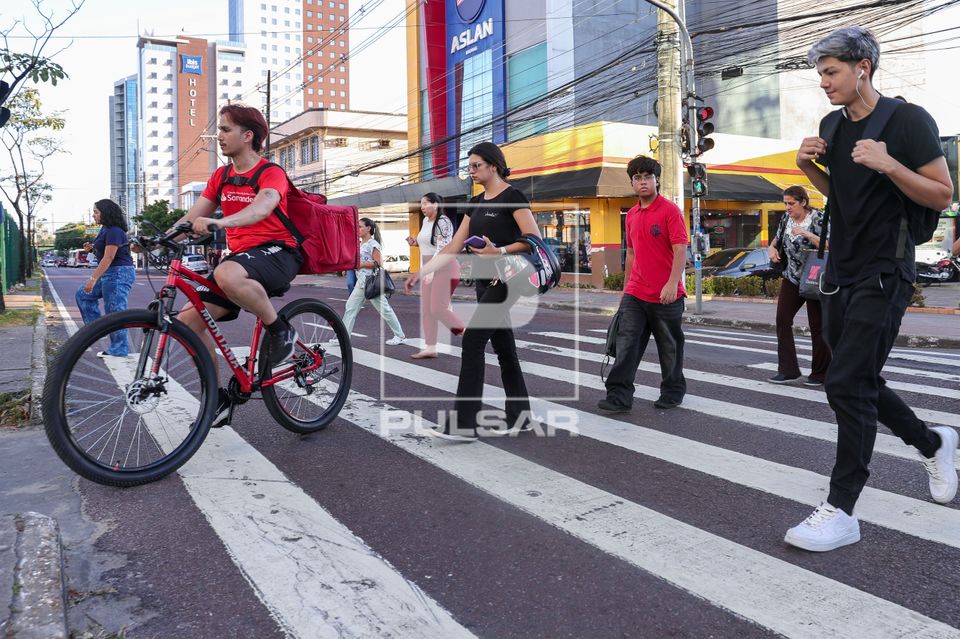 Pessoas atravessando na faixa de pedestres na Avenida Djalma Batista