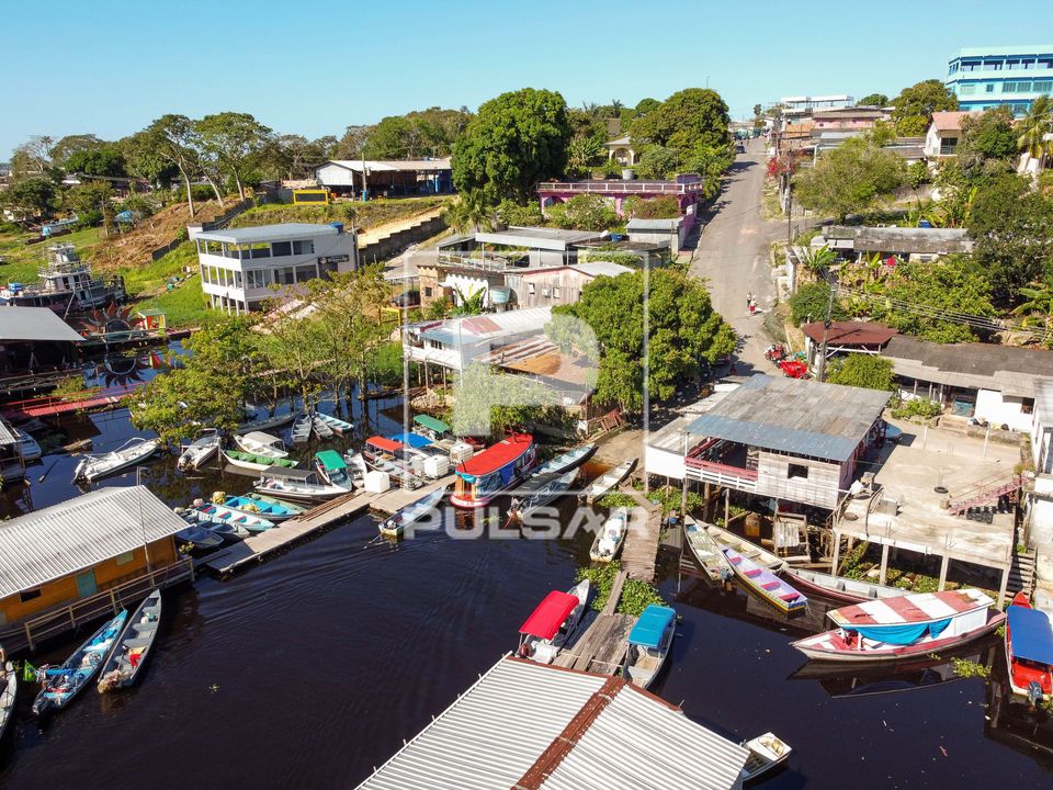 Vista de drone de flutuantes e barcos no Lago do Aleixo durante a cheia dos rios 