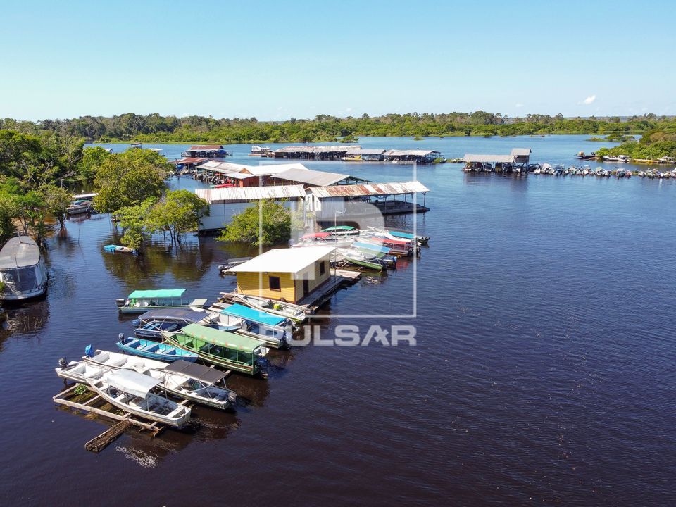 Vista de drone de casas flutuantes e barcos no Lago do Puraquequara