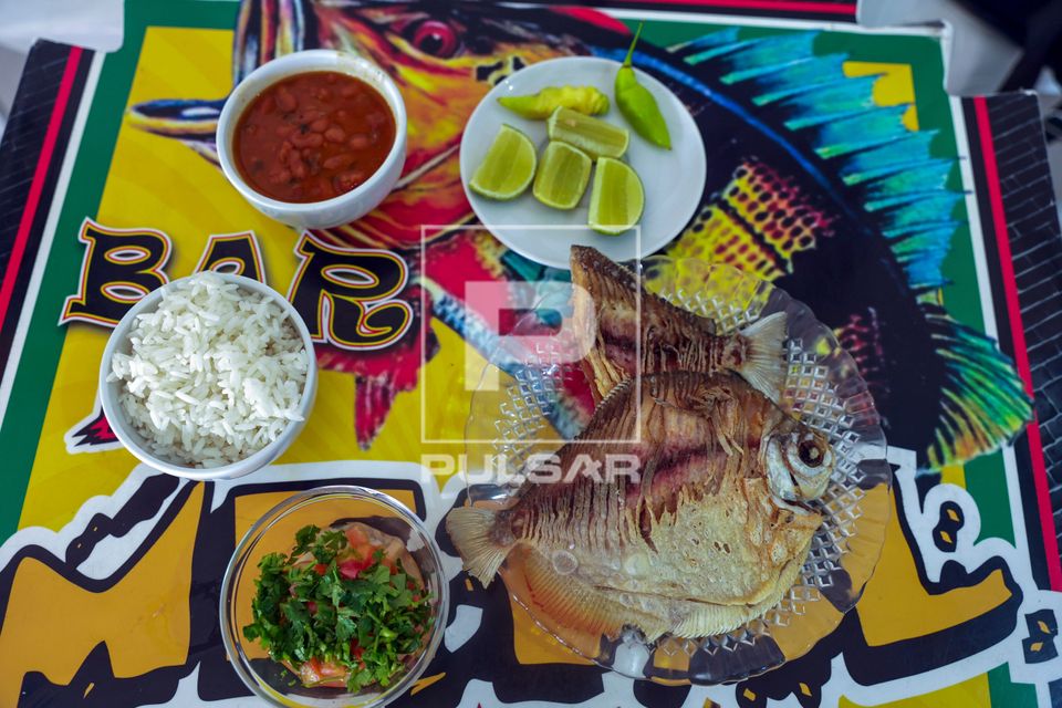 Pacú peixe frito com feijão e arroz - comida típica da região