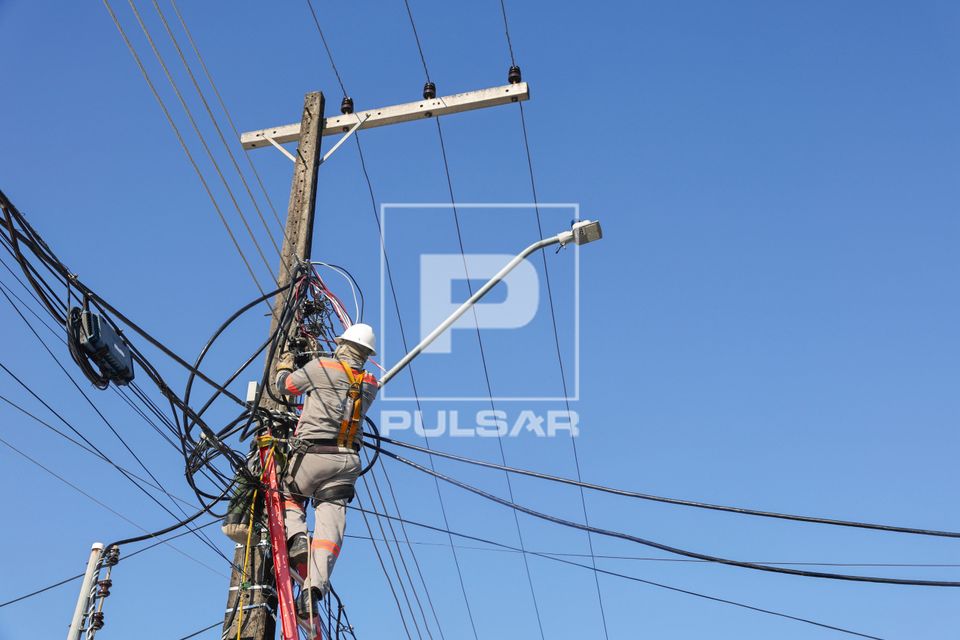 Trabalhador fazendo reparo na rede elétrica 