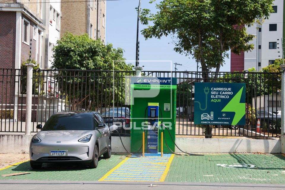 Estação de recarga de carro elétrico no bairro do Parque Dez de Novembro