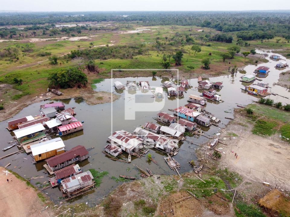Vista de drone de casas flutuantes no Rio Negro seco no período de estiagem 