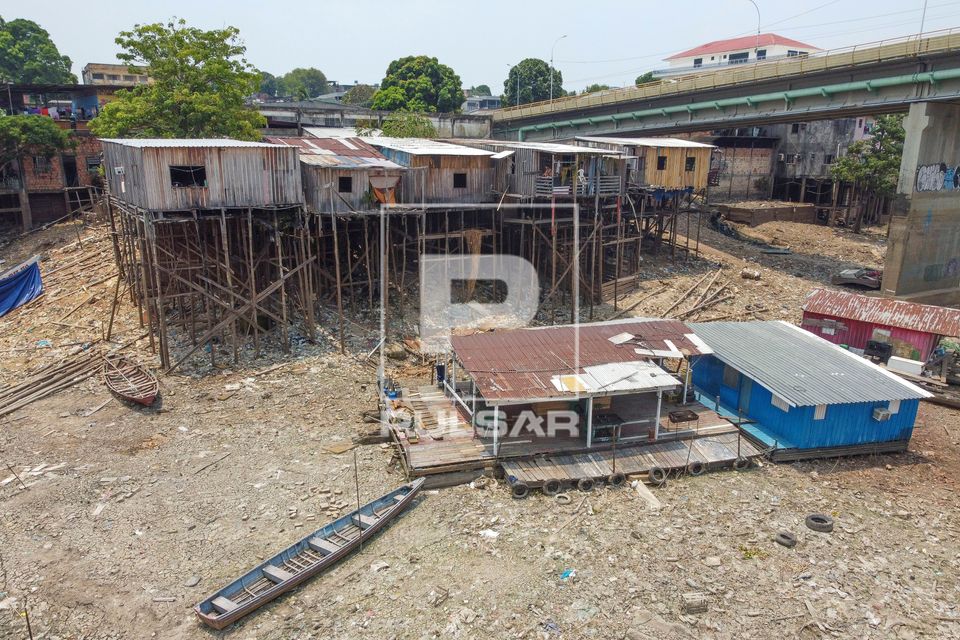 Vista de drone de palafitas e casas flutuantes no Rio Negro na bacia do Educandos durante a seca na região