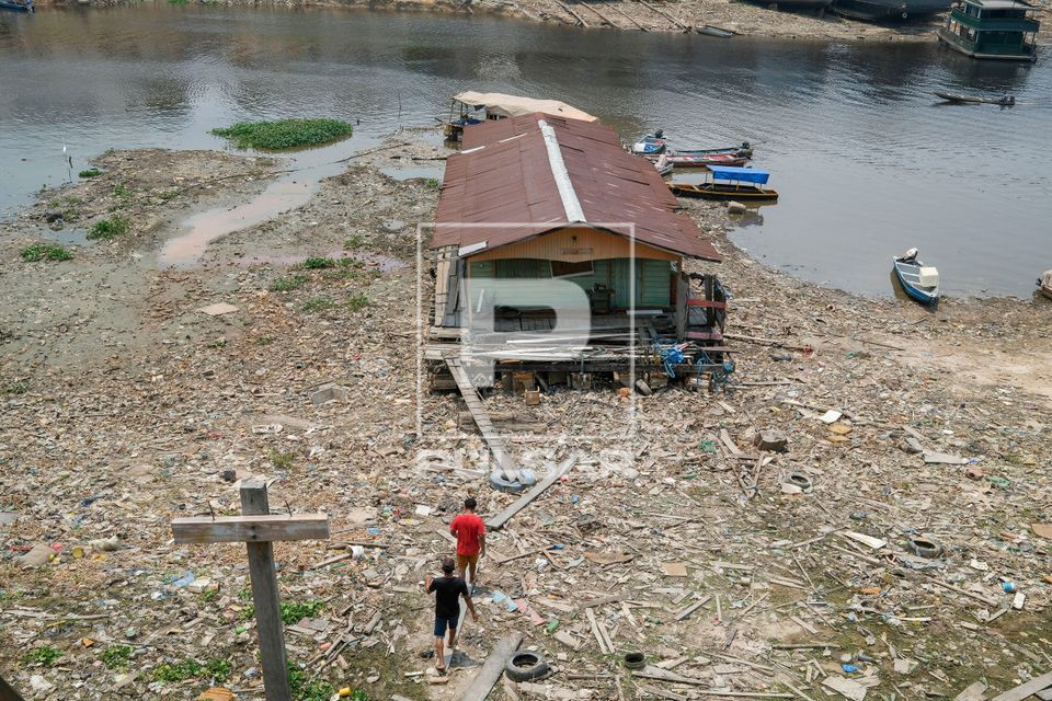Vista de drone de casa flutuante no Rio Negro durante a seca no Rio Negro