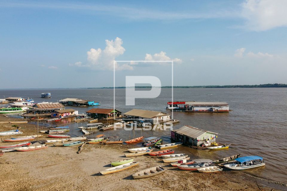 Vista de drone de moradias flutuantes durante seca - Rio Amazonas